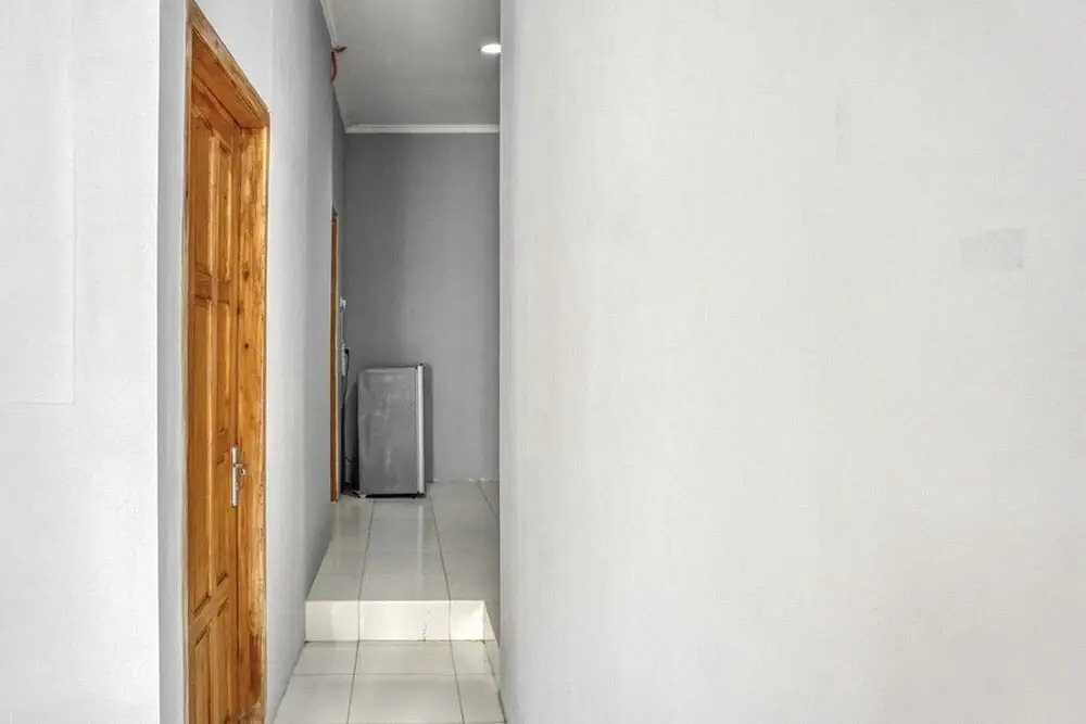 RedDoorz Syariah Near Tugu Gentan Jakal