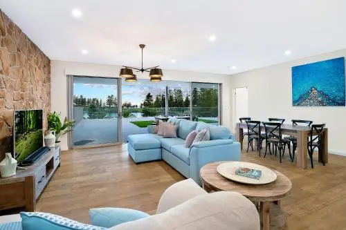 Belle Vue- Penthouse at Black Beach