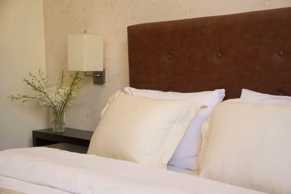 Al Jamila Suites