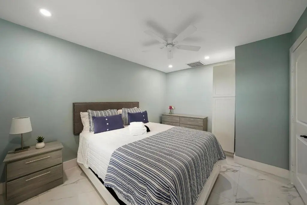 Cheerful 2 Bedroom Lakehouse Home Woffice Space
