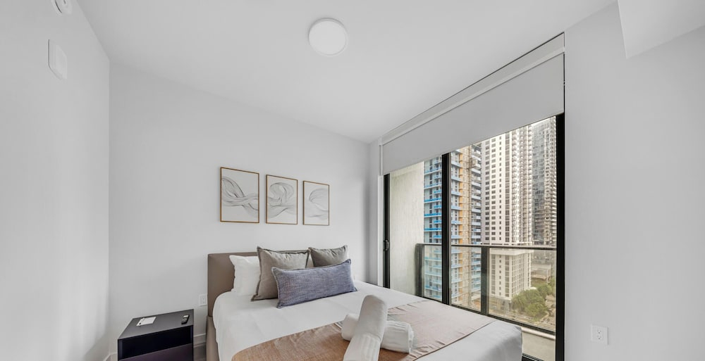 Sleek 1-BR & Den in Central Downtown
