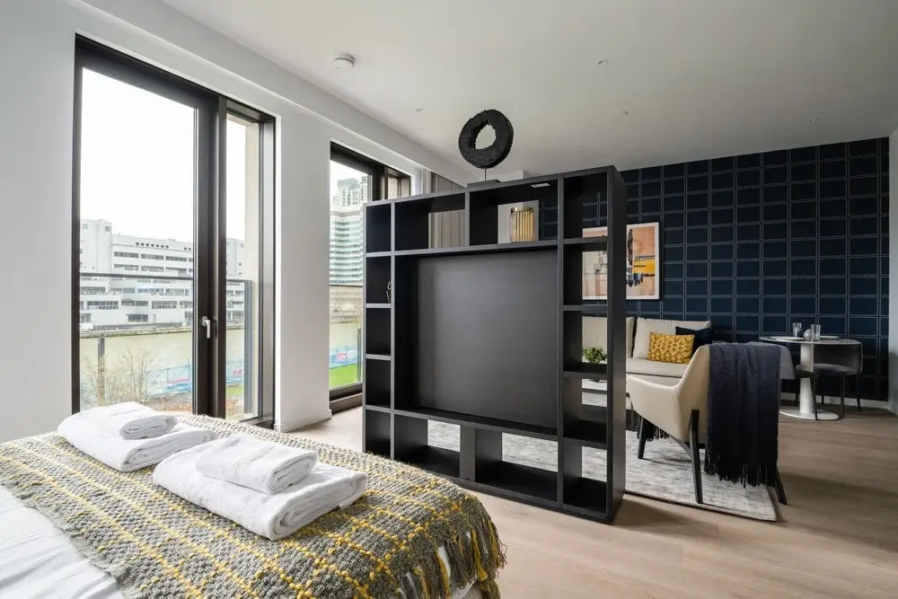 Stylish Studio Apartment With River Views in Londons Bustling Docklands