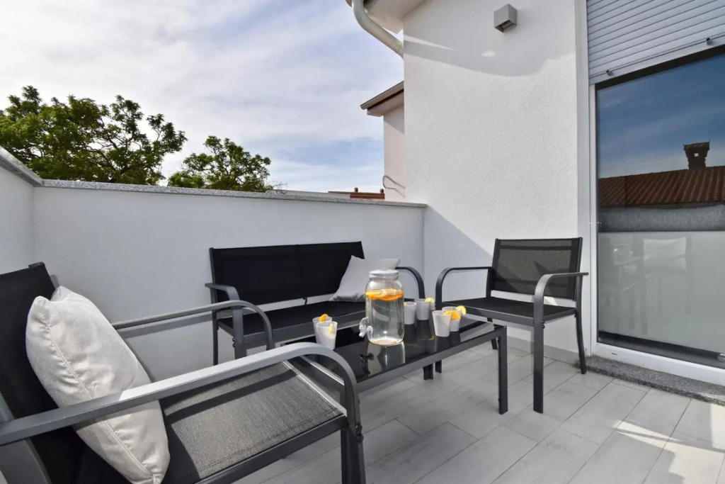 Bright and spacious apartment with grill ***