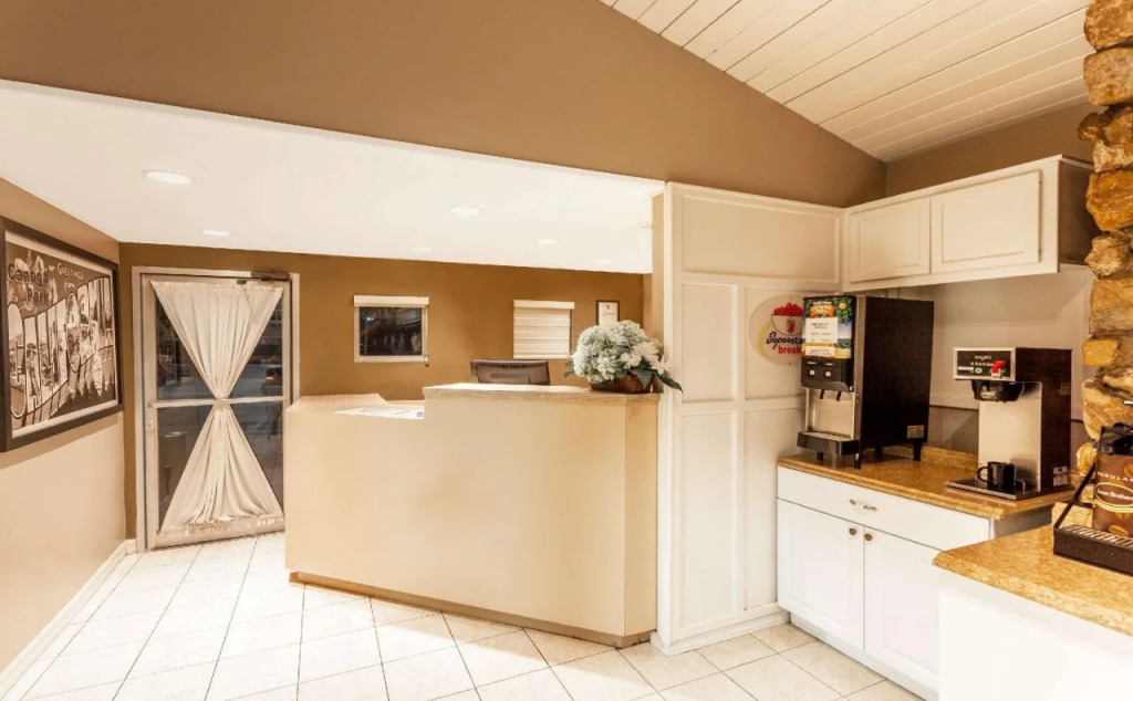 Super 8 by Wyndham Canoga Park