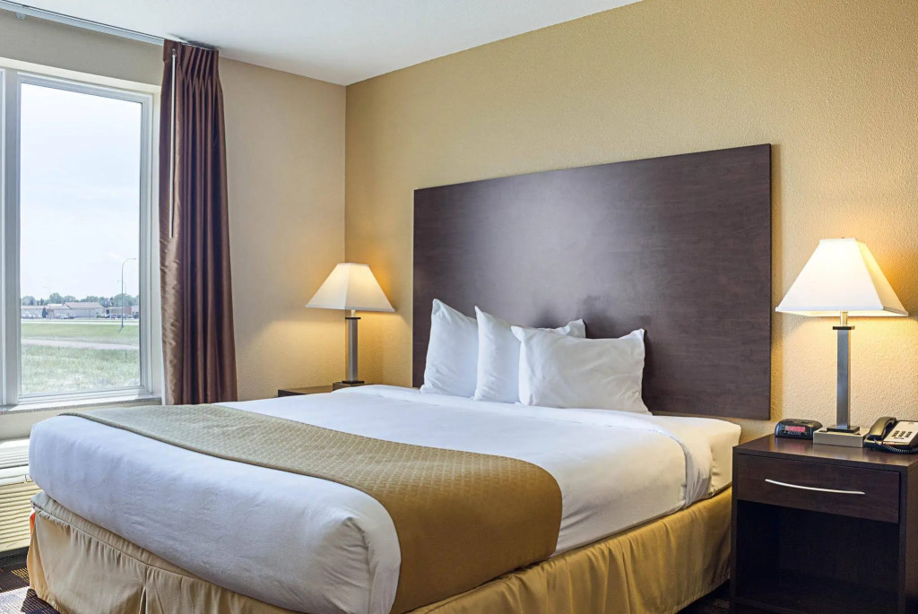 Econo Lodge Inn & Suites Minot