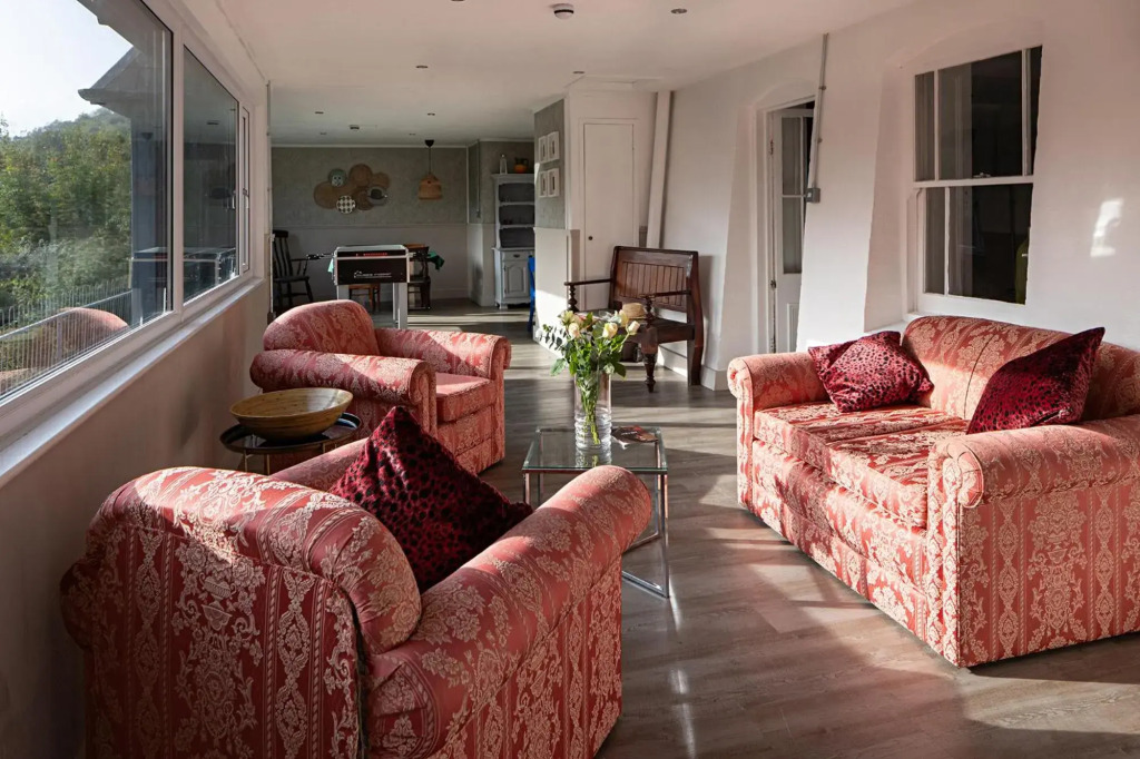 The Elmfield, 8 Bed Villa with heated indoor Swimming Pool and Cocktail Bar