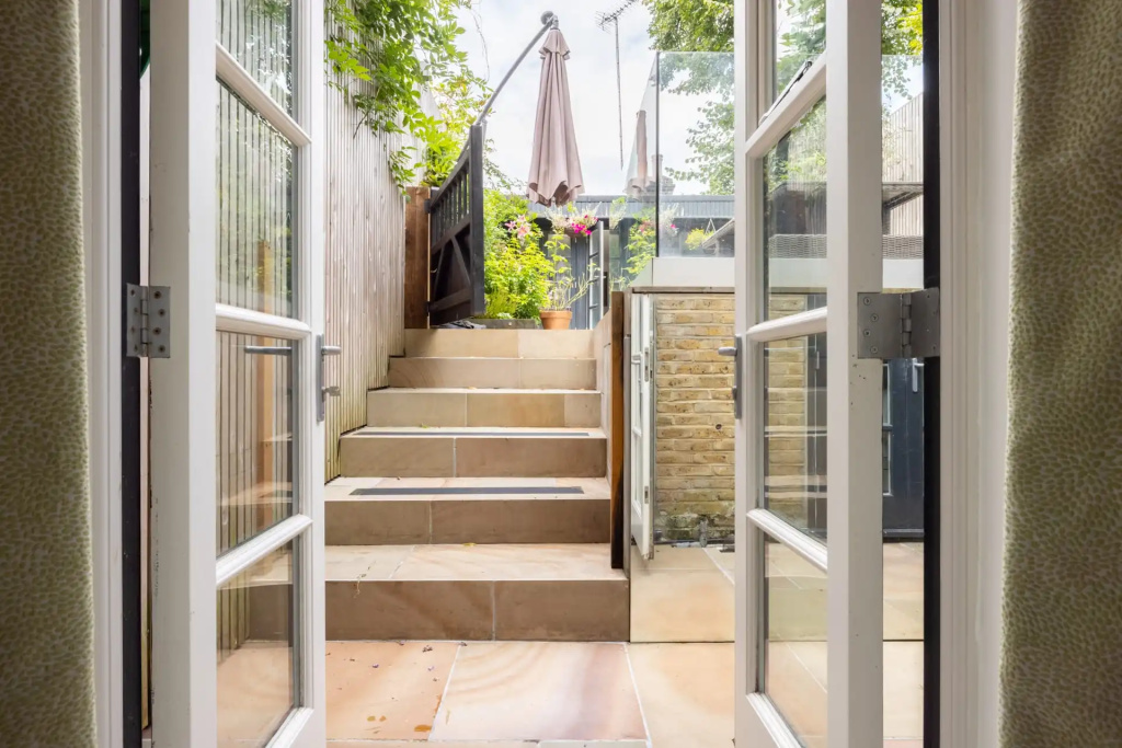 Bright South Kensington Garden Maisonette with AC and Gym Room