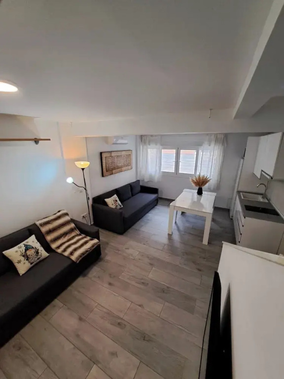 Cozy Apartment up to 6 Persons 3 min to Metro