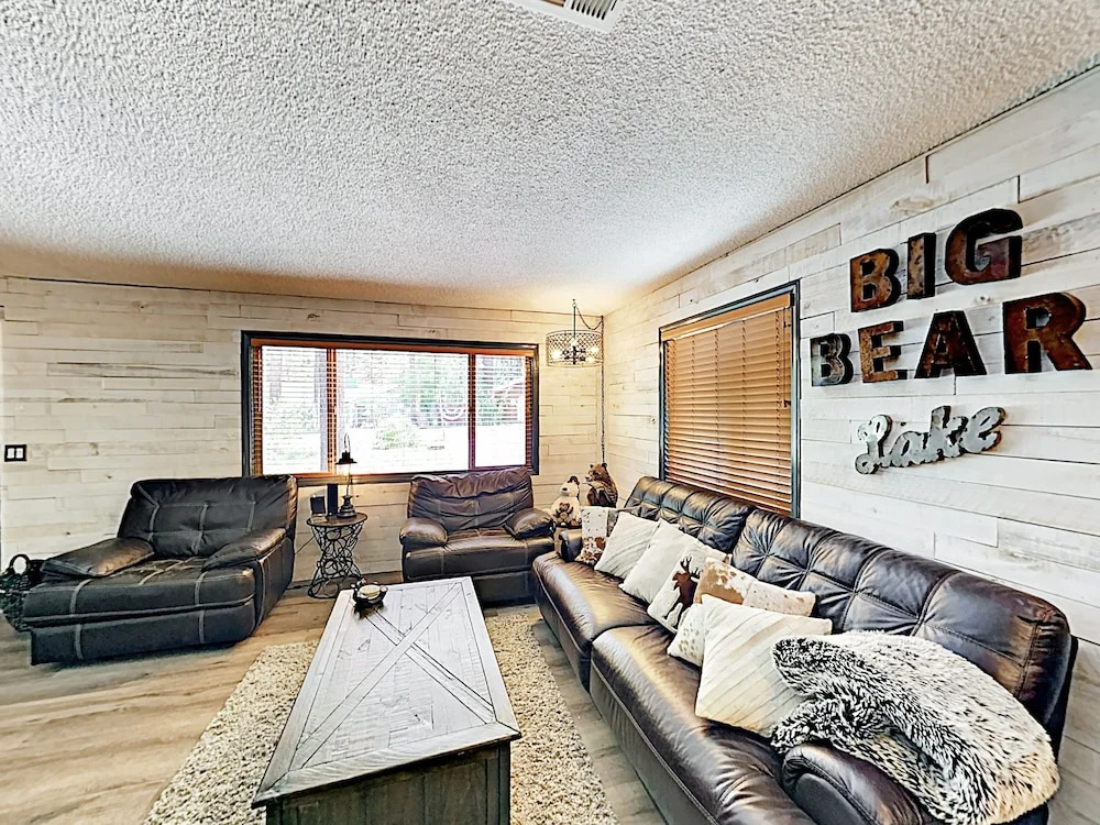 New Listing! Foxy Bear - Relaxing Woodsy 2 Bedroom Cabin