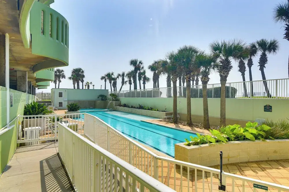 Pool Access, Walk to Beach: Galveston Condo!