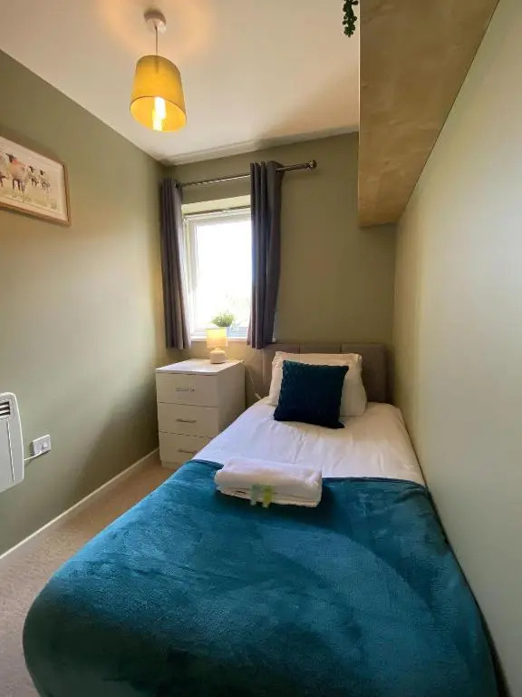 Modern Two Bedroom Apartment with Free Parking, Wifi and Netflix by HP Accommodation