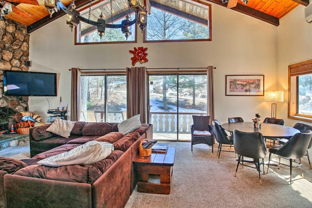 Swiss-style Chalet w/ Fireplace - Near Story Land!