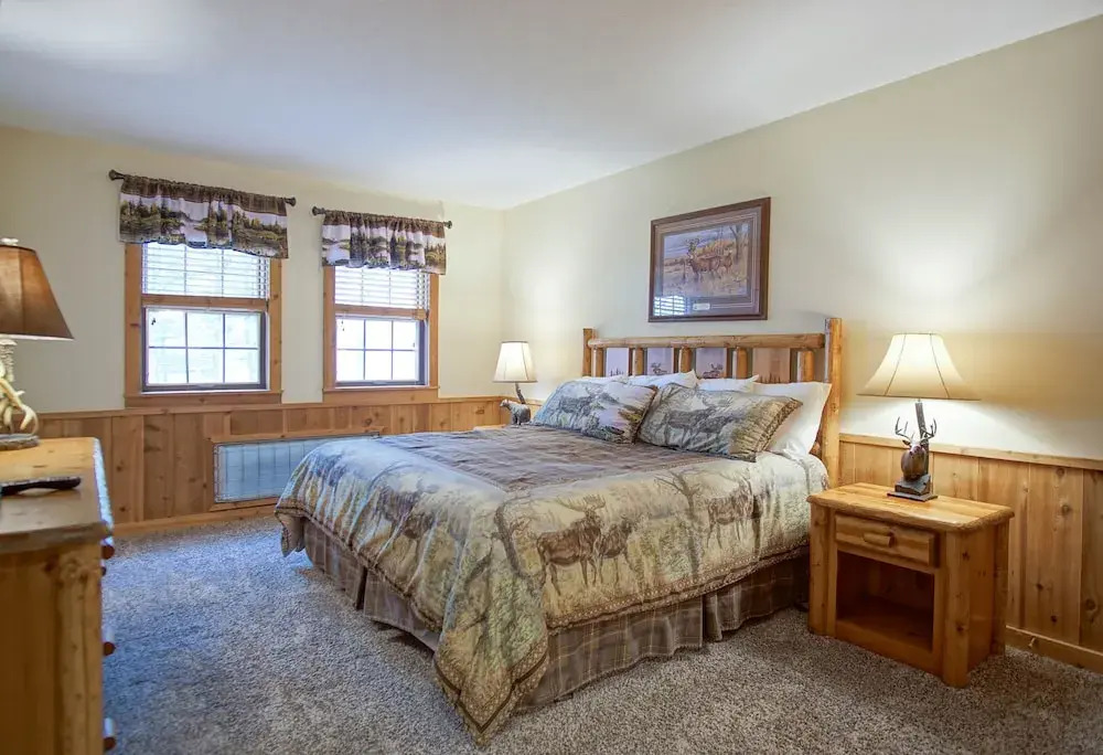 Whistlepunk #31: 2 Bedrooms, 2 Bath: Slope Side, Central Location. Wood Fireplace