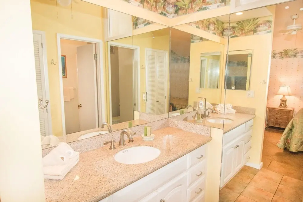 Kahana Sunset D8 2 Bedroom Condo by Redawning
