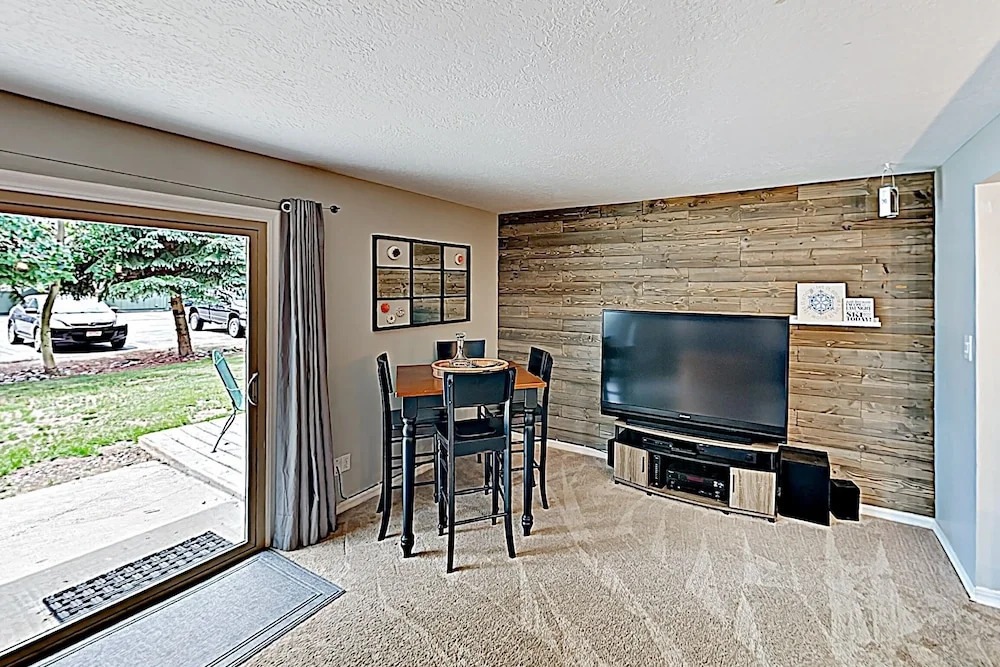 933scdue 3 Bedroom Condo
