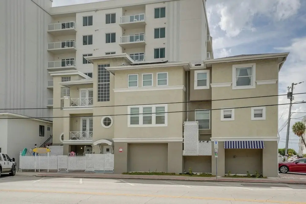 Coastal 'sea Side' Townhome - Walk to Beach!