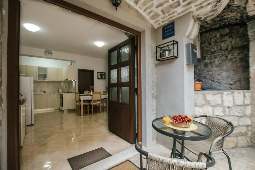 Modern Traditional Apartment w Patio, Near Beach