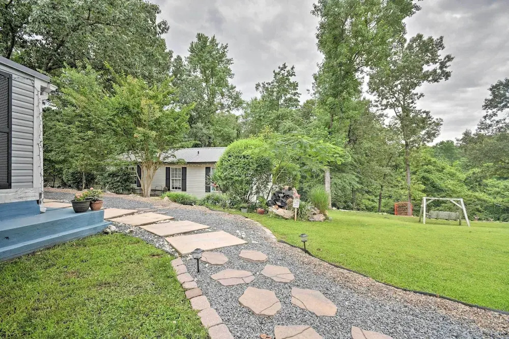 Rustic Chic Home: 1 Mi to Dtwn Hot Springs!