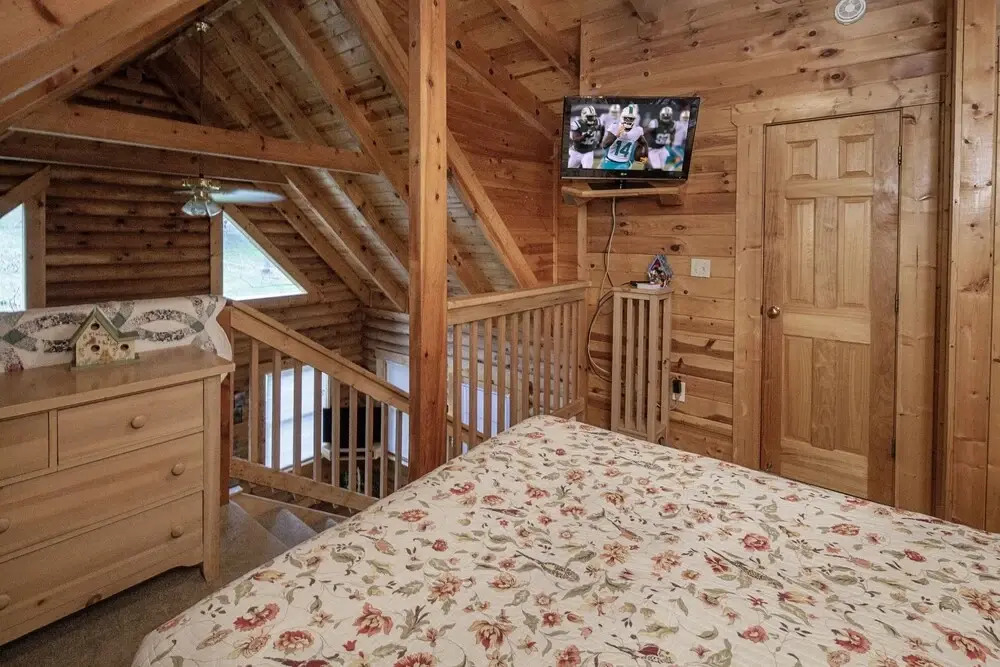 Er36 - Cozy Creekside Great Location- Close To Town 1 Bedroom Cabin by RedAwning