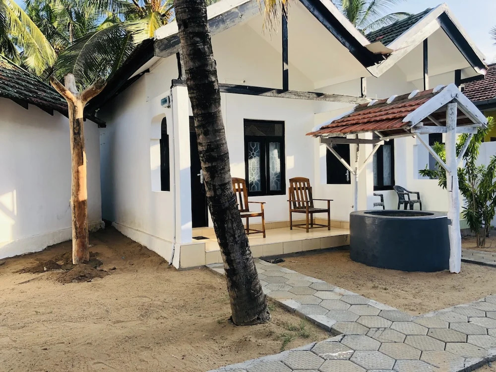 Sam's Hut Arugambay