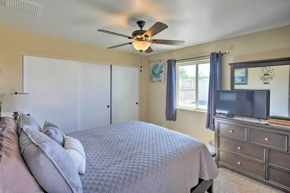 < 3 Mi to Lake Havasu: Home w/ Patio & Grill!
