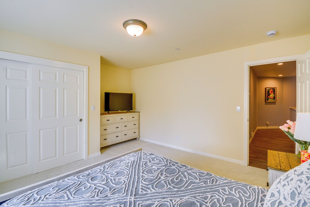 Premier Gig Harbor Home! Views, Spa & Billiards