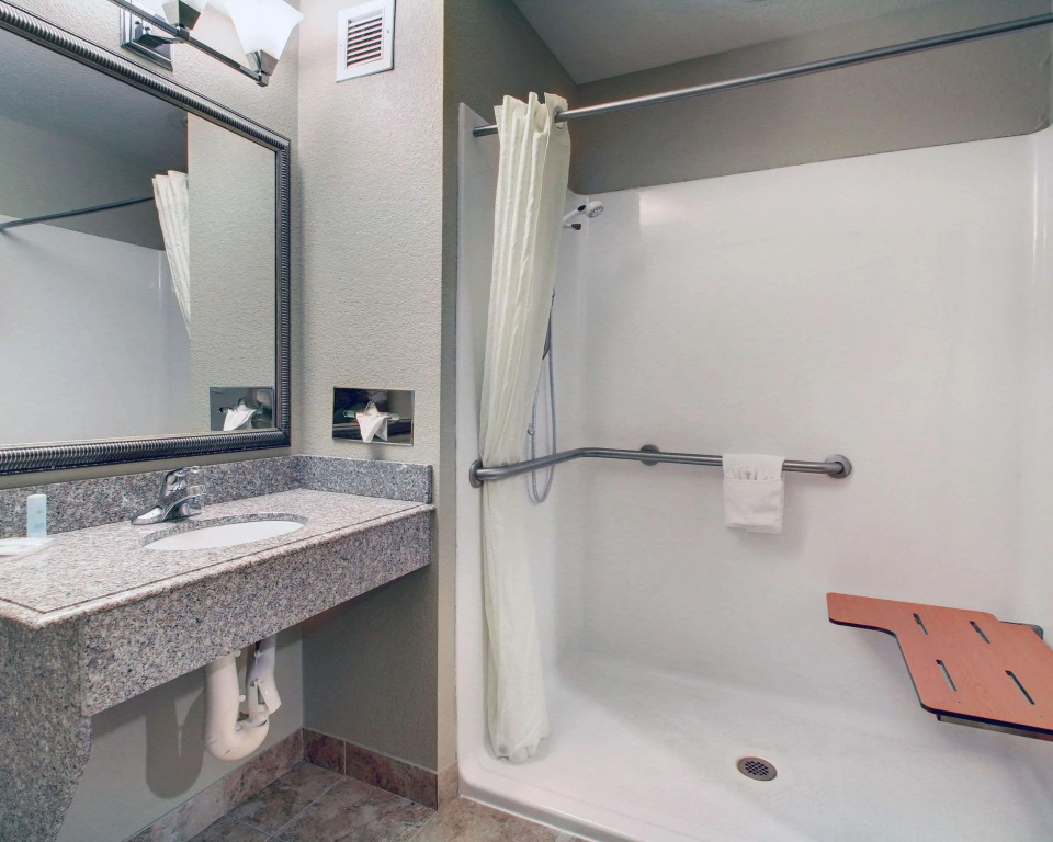 Comfort Inn & Suites Clinton - Jackson West