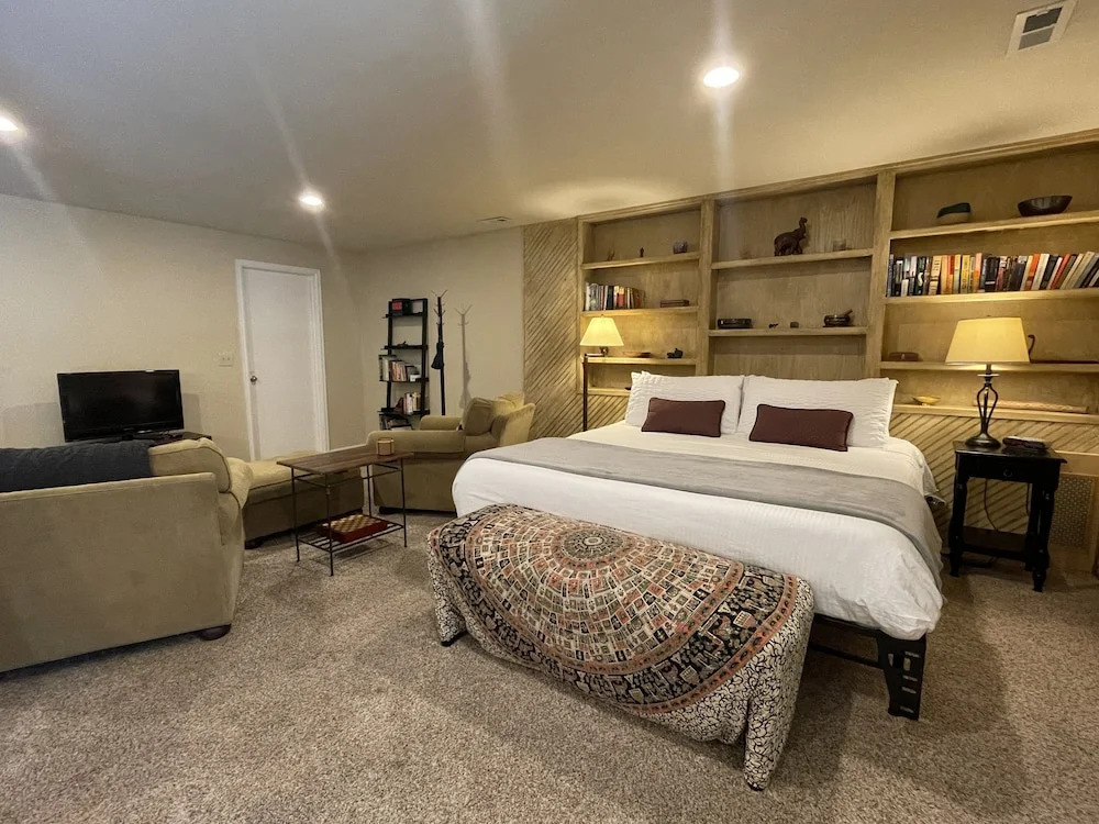 Couples Retreat With Hot Tub, Sauna and Steam Room