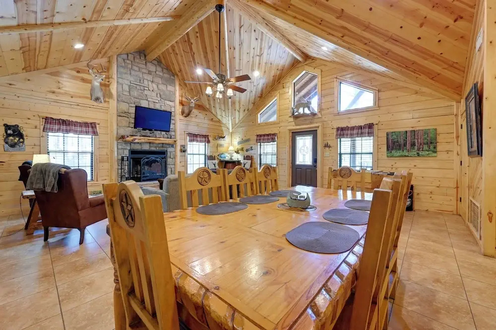 Broken Bow Cabin w/ Hot Tub & Deck - 4 Mi to Lake!