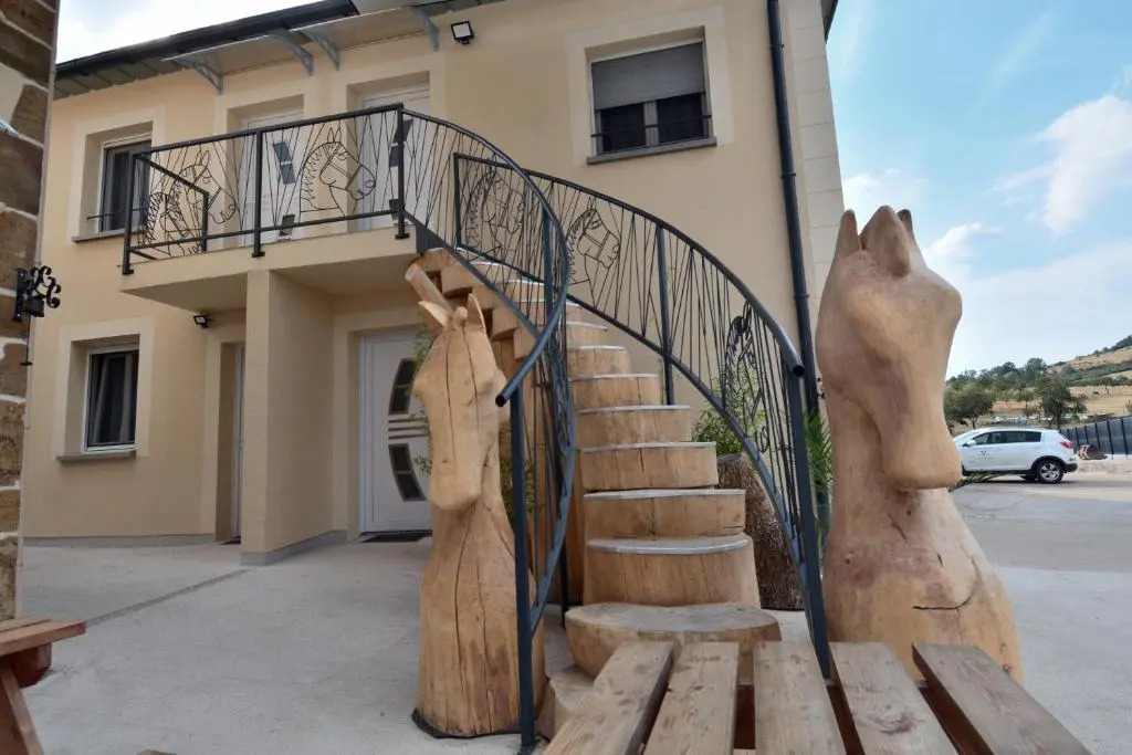 Equi-lodges