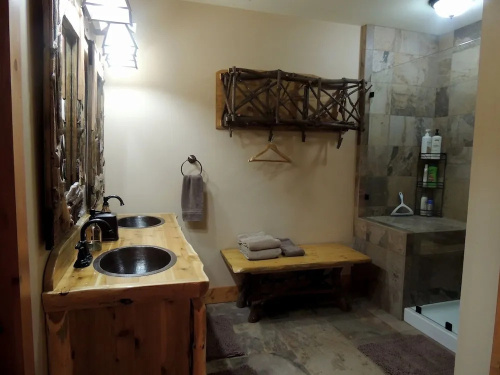 Bear Foot Lodge 4 Bedrooms 4.5 Bathrooms Cabin