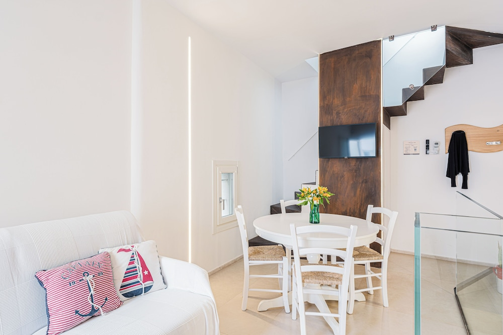 Seafront Apartments by Carlo V Castle, Monopoli Old Town - HelloAPULIA Al Castello di Amec