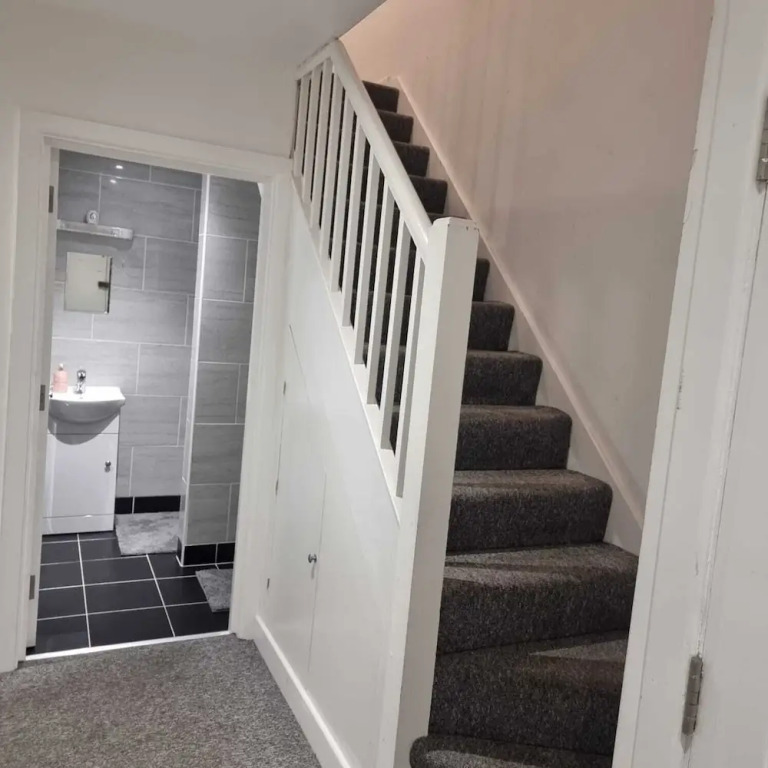 Charming 4-bed House in Enfield North London
