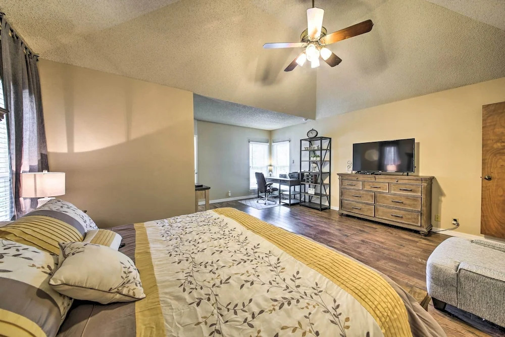Family-friendly San Antonio Home w/ Hot Tub & Deck