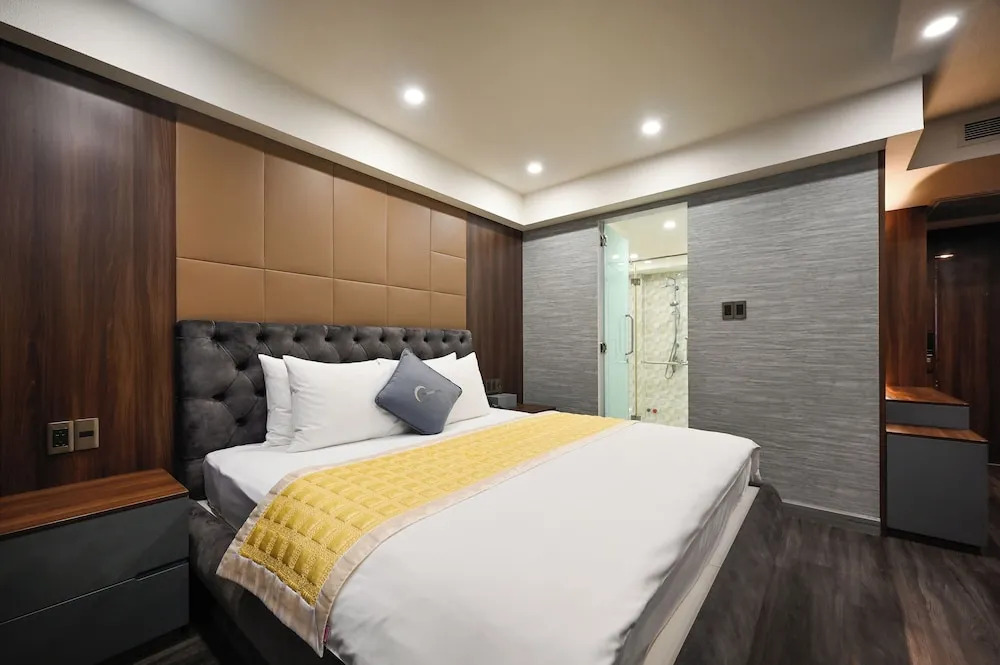 The Moon 1 Hotel