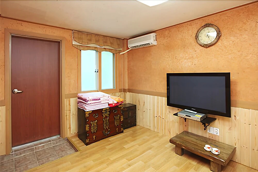 Hongcheon Giwajip View Pension