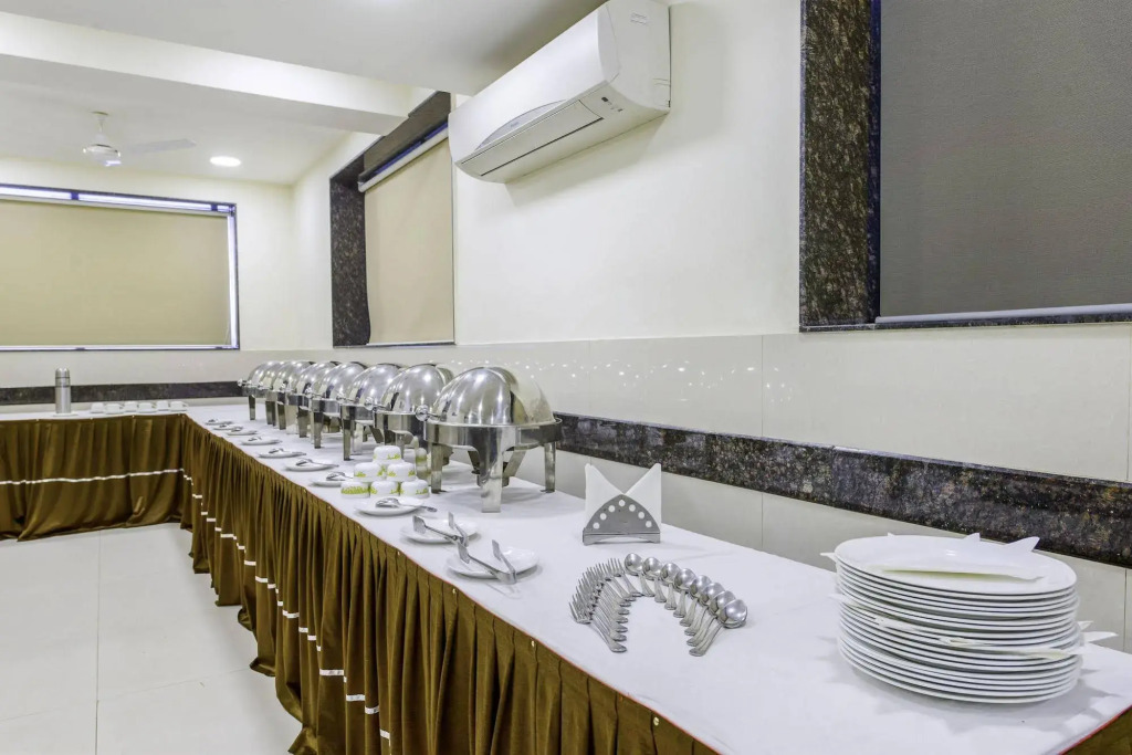 OYO 16703 Hotel The Platinum