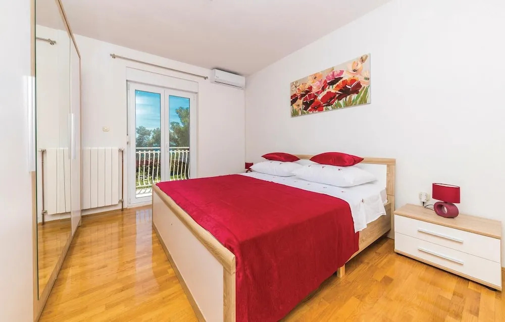 Nice Home in Kastel Kambelovac With Wifi and 4 Bedrooms