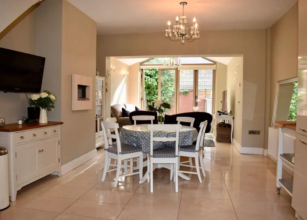 Modern 2 Bedroom House in Secure Neighbourhood
