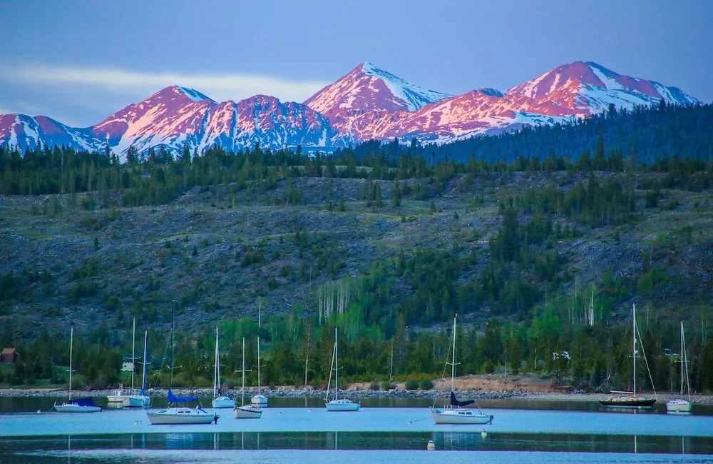 New Listing! W/ Balcony, Lake Views, Hot Tub 2 Bedroom Condo