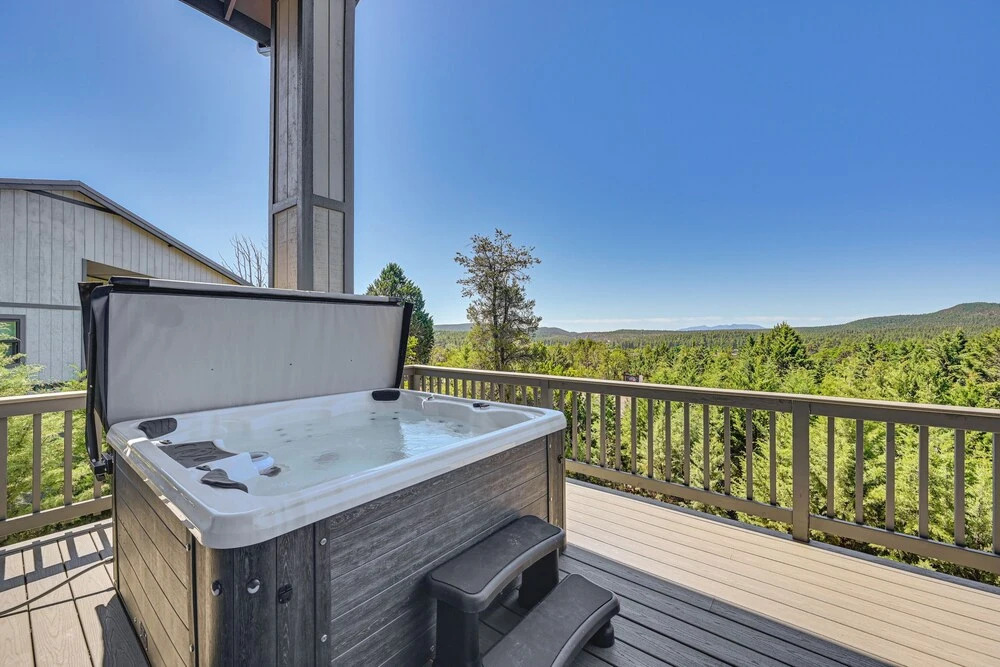 Views & Hot Tub: 'pineberry Modern' Luxury Home