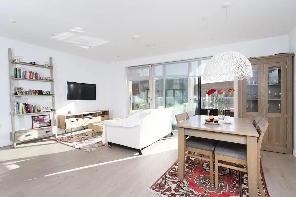 Stunning 1BR with Balcony in Zone 1!
