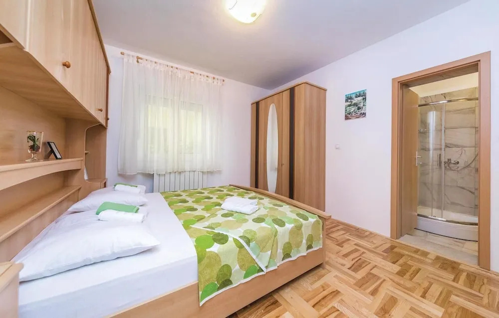 Awesome Home in Kastel Novi with WiFi, 4 Bedrooms & Hot Tub