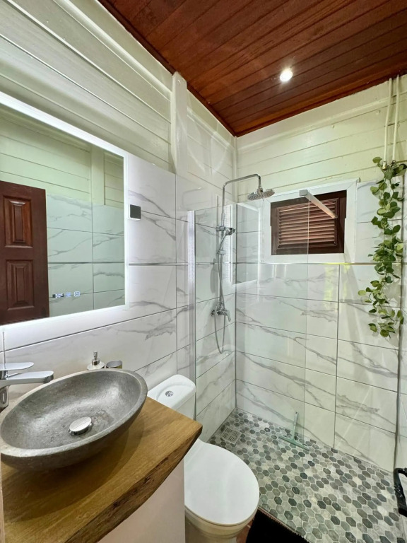 Bungalow Gaspardo , 2 chambres climatisées , à 2 mins à pied de la plage , wifi , jardin clos, parking ,sans vis-à-vis , Le Carbet