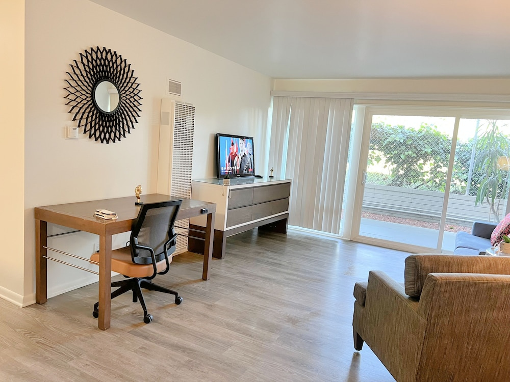 Hollywood Homes Free parking close to all things LA