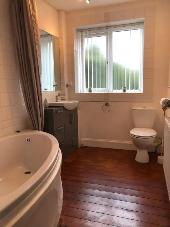 ACE Largs Ground Floor Apartment with Garden