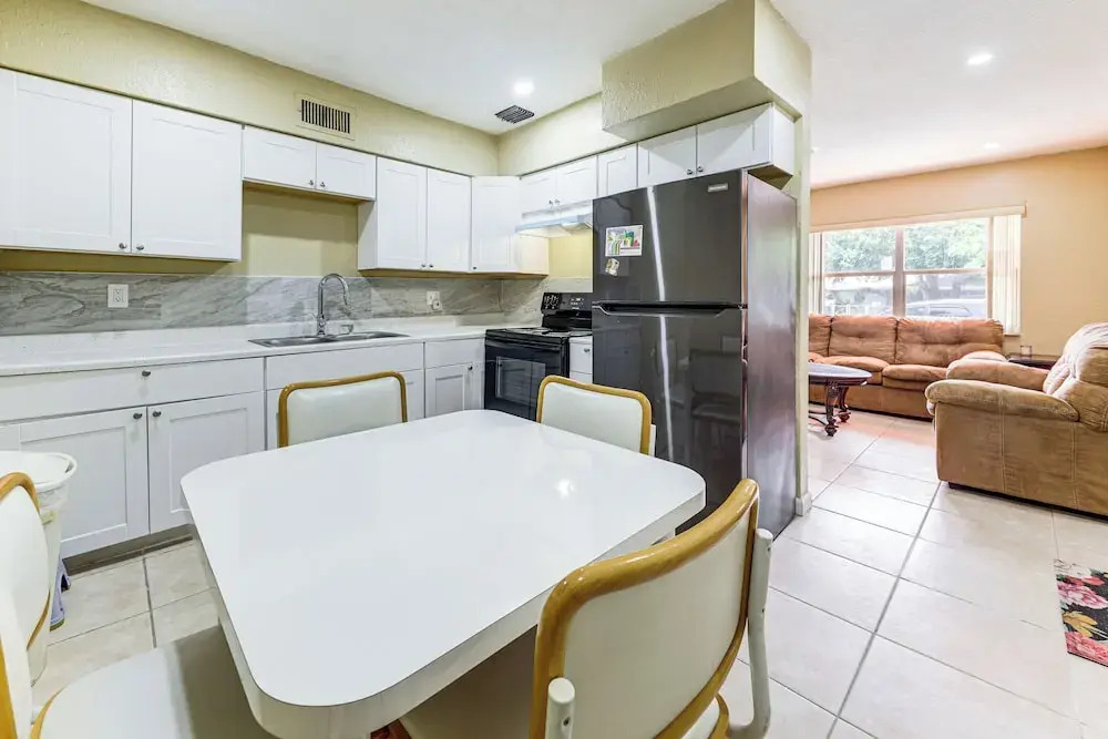 3 Mi to Dania Beach Pier: Convenient Apartment!