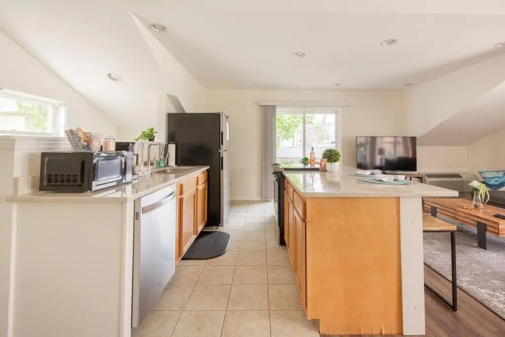 *Cozy Studio Carriage House- Minutes from Downtown