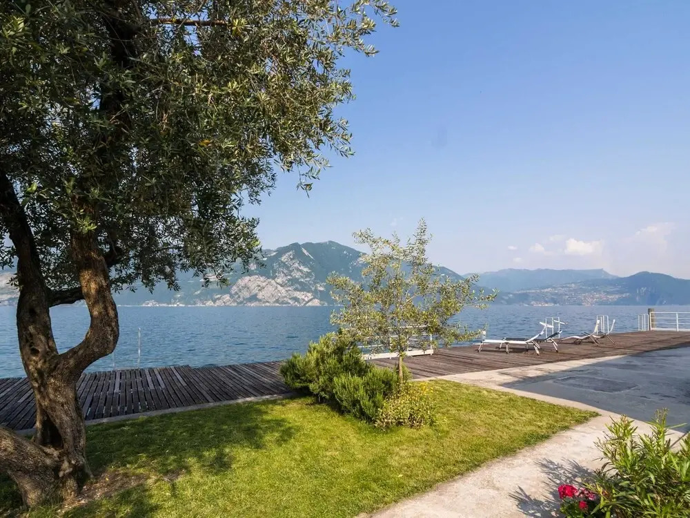 Lakefront Retreat with Garden