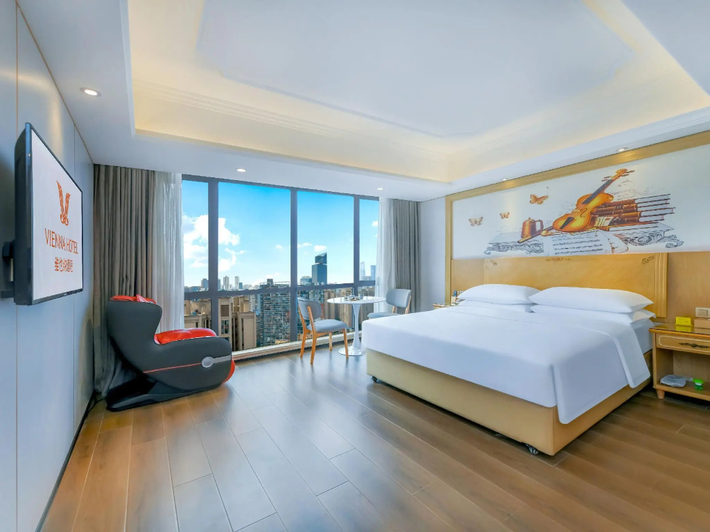 Vienna Hotel (Chongqing Yangjiaping Pedestrian Street Light Rail Station)